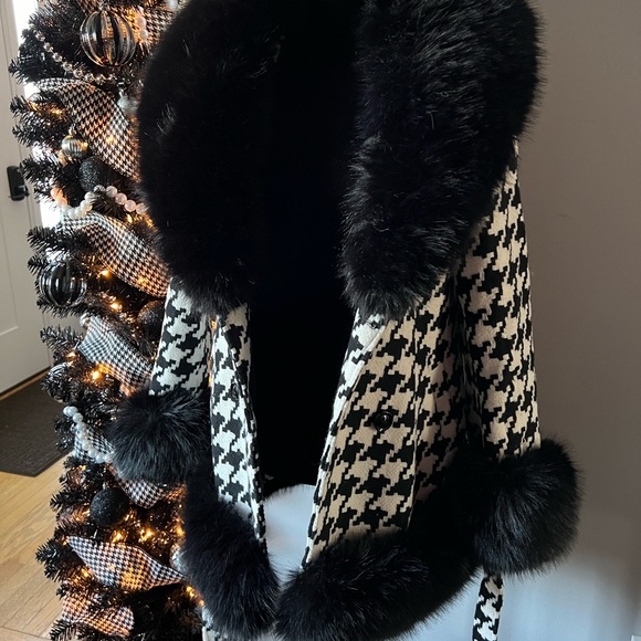 New listing added for this updated coat style!STUNNING Houndstooth Coat - Picture 3 of 8